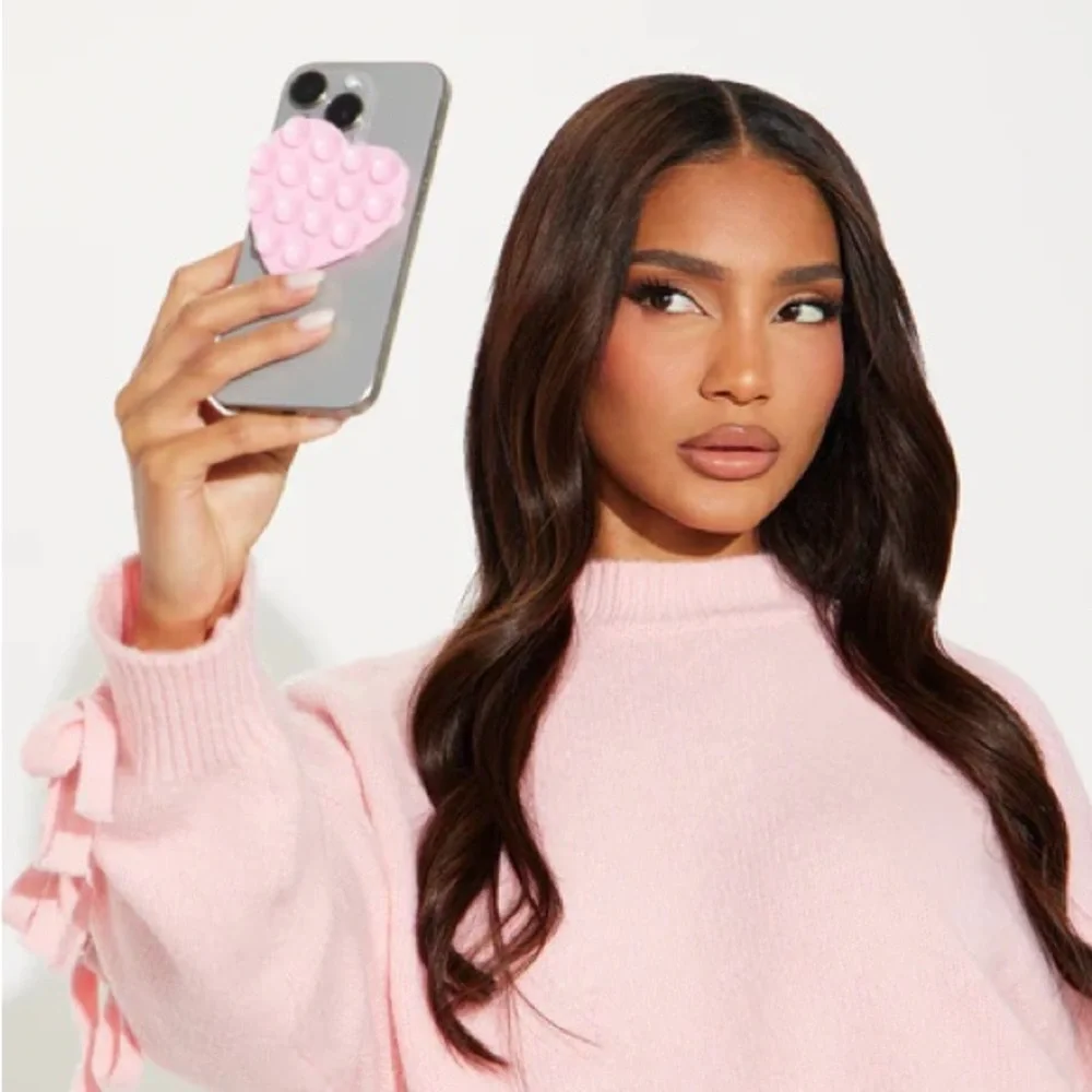 Fashion Nova “Hard Not To Love” Phone Gripper – Pink Heart Suction Cup Mount